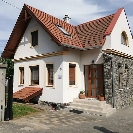 Kuria Nyaralo Casa de Férias *