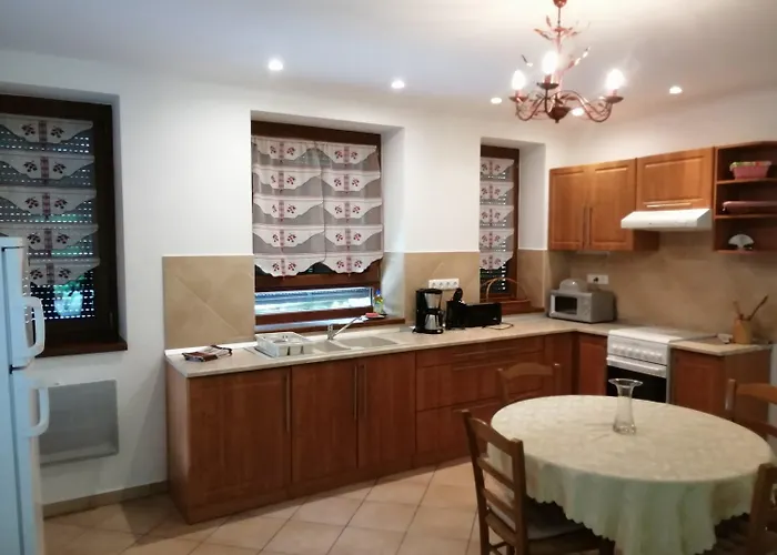 別荘 Kuria Nyaralo