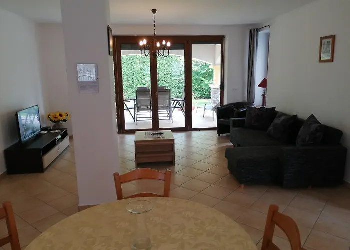 別荘 Kuria Nyaralo