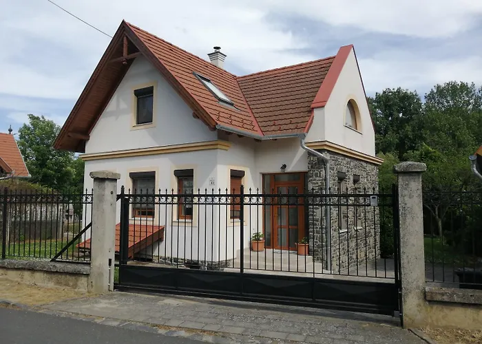 Prázdninový dům Kuria Nyaralo *